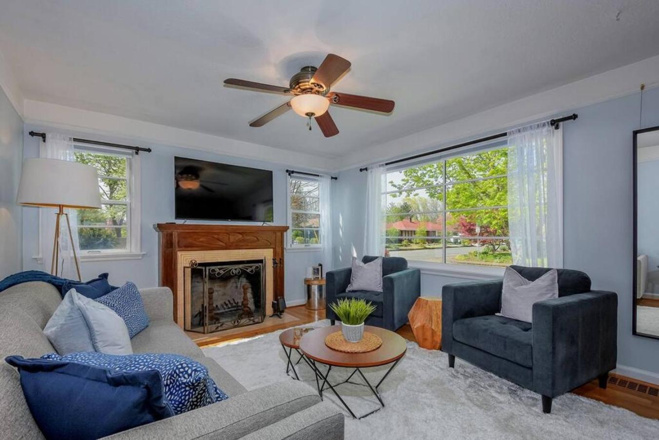 Style Meets Comfort In Beautiful Design Vancouver Exterior photo